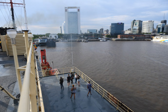 Buenos Aires, Argentina.- En las fotos tomadas el 28 de diciembre del 2023, una dotación de 313 personas, entre personal científico, militar y logístico, partió desde el puerto de Ciudad de Buenos Aires hacia la Antártida Argentina en el Rompehielos ARA Almirante Irizar (RHAI) para comenzar la Campaña Antártica de Verano (CAV) 2023-2024, en la que realizarán actividades científicas y tareas logísticas de recambio de personal y abastecimiento de las bases argentinas hasta abril.