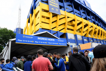 Buenos Aires.- Las elecciones en Boca Juniors comenzaron pasadas las 9.30, con una pequeña demora por los efectos del temporal que azotó a la ciudad de Buenos Aires durante la madrugada, y los más de 94.000 socios habilitados para votar elegirán hasta las 18.00 entre dos opciones: Juan Román Riquelme, uno de los máximos ídolos "xeneizes", y Andrés Ibarra, compañero de fórmula de Mauricio Macri.