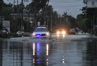 Buenos Aires, Argentina.- The photos taken on December 19, 2023, show the streets flooded by the historic flooding of the Río de la Plata in several locations in Buenos Aires. The strong flooding of the waters of the Río de la Plata aggravated the material situation of hundreds of people, who, added to the intense storm last weekend, had to seek refuge or receive assistance, while emergency operations were carried out in the most affected municipalities. of the suburbs, such as Quilmes and Ensenada.