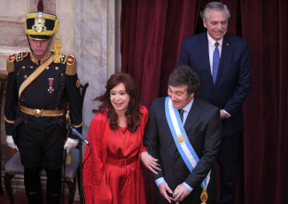 Buenos Aires.- Foto tomada el 10 de diciembre de 2023, jura de Javier Milei en el Congreso. Milei afirmó que "hoy comienza una nueva era en la Argentina" y "damos por terminada una larga y triste historia de decadencia y declive, y comenzamos el camino de reconstrucción de nuestro país" desde las escalinatas del Congreso nacional, acompañado por la vicepresidenta Victoria Villarruel, sus funcionarios designados e integrantes de las delegaciones extranjeras, entre ellos el presidente de Ucrania, Volodimir Zelenski.