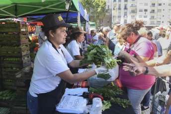 Buenos Aires, Argentina.- En las fotos tomadas el 29 de diciembre del 2023, organizaciones sociales de la economía popular y pequeños productores agropecuarios realizaron una protesta denominada "alimentazo" frente al Congreso, en la que pusieron a la venta 80 mil kilos de alimentos a precios populares en rechazo a la "difícil situación económica" y con el lema "ajusten a la casta, no a la canasta".