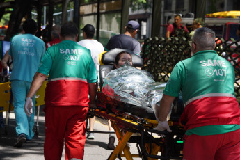 Buenos Aires, Argentina.- En las fotos tomadas el 12 de diciembre del 2023, cuerpos de bomberos combaten las llamas de un incendio que se desató en dos pisos de un edificio lindero a la sede de la Secretaría de Trabajo, Empleo y Seguridad Social, en Buenos Aires. Falleció una mujer y más de ochenta personas tuvieron que ser evacuadas y atendidas por el SAME por el feroz incendio. Los primeros datos de la investigación arrojaron que el edificio no contaba con conexión de gas, por lo que el inicio del incendio pudo ser por un desperfecto eléctrico.