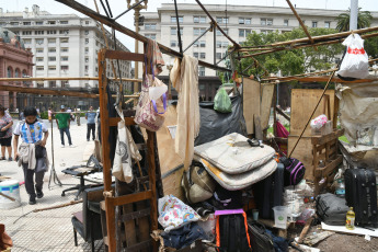 Buenos Aires, Argentina.- In the photos taken on December 28, 2023, representatives of indigenous peoples who had been camping for more than 3 years in the Plaza de Mayo, in front of the Casa Rosada, agreed to remove the tents that they had set up on site, after a meeting with the Minister of Security, Patricia Bullrich, was confirmed.