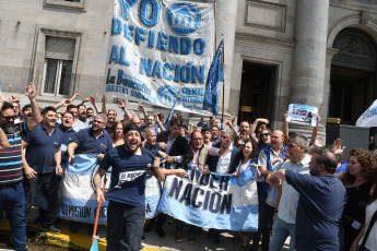 Buenos Aires, Argentina.- In the photos taken on December 21, 2023, employees of Banco Nación carry out a march at its headquarters on Rivadavia and Avenida de Mayo against the Decree of Necessity and Urgency (DNU) announced by President Javier Milei , which provides for the privatization of state companies. In reaction to this measure, the Banking Association (AB) strongly repudiated the change in a statement and denounced that the rule “overwhelms and hits democracy and institutions.”