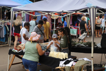 Misiones, Argentina.- En las fotos tomadas el 25 de diciembre del 2023, las personas realizan sus compras en la feria franca de Posadas en medio de las festividades por Navidad. En medio del recambio de gobierno, la devaluación del tipo de cambio oficial y fuertes aumentos de precios, las ventas navideñas en los comercios minoristas pymes cayeron 2,8% frente al año pasado, y el 44% vendió menos de lo esperado, de acuerdo a un relevamiento de la Confederación Argentina de la Mediana Empresa (CAME).