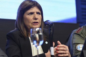 Buenos Aires, Argentina.- En las fotos tomadas el 20 de diciembre del 2023, la ministra de Seguridad, Patricia Bullrich, brinda una conferencia de prensa en el marco de las protestas ocurridas en Buenos Aires. El Gobierno argentino lanzó una campaña que reza que "el que corta no cobra" con el objetivo de desalentar a todas las personas que quieran manifestarse contra la nueva administración del presidente Javier Milei ya que de tener ayudas institucionales si participa en las manifestaciones puede perderlas.