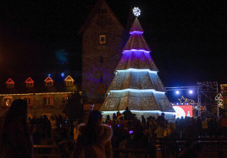 Bariloche, Argentina.- In the photos taken on December 10, 2023, they show the popular celebrations with the lighting of the Christmas trees in Bariloche. This Friday (8th) the traditional Christmas pine tree was illuminated in the iconic Civic Center and in this way the end of the year tourism promotion event was officially inaugurated.