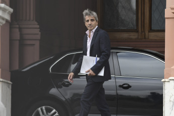 Buenos Aires, Argentina.- En las fotos tomadas el 14 de diciembre del 2023, el Ministro de Economía. Luis "Toto" Caputo, tras la reunión de gabinete encabezada por el presidente Javier Milei en la Casa de Gobierno, la cuarta que preside desde que asumió el domingo. Mientras el ministro de Economía, Luis Caputo, anunció el paquete de medidas económicas y dio definiciones sobre Ganancias, jubilaciones, inflación, FMI y tarifas.