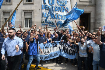 Buenos Aires, Argentina.- In the photos taken on December 21, 2023, employees of Banco Nación carry out a march at its headquarters on Rivadavia and Avenida de Mayo against the Decree of Necessity and Urgency (DNU) announced by President Javier Milei , which provides for the privatization of state companies. In reaction to this measure, the Banking Association (AB) strongly repudiated the change in a statement and denounced that the rule “overwhelms and hits democracy and institutions.”