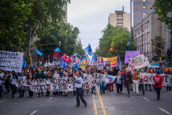 Buenos Aires, Argentina.- En las fotos tomadas el 20 de diciembre del 2023, los movimientos populares y organizaciones sociales de Unidad Piquetera (UP) en la Plaza de Mayo participaron de una jornada "contra el ajuste económico" del gobierno de Javier Milei. La ministra de Seguridad, Patricia Bullrich, informó al finalizar la jornada que tan solo un policía resultó herido en las protestas que congregaron a 3.000 personas. Dos hombres fueron detenidos.