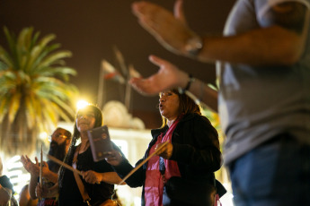 Buenos Aires, Argentina.- En las fotos tomadas el 20 de diciembre del 2023, cacerolazos y bocinazos se registraron la noche de este miércoles en diversos puntos de la ciudad de Buenos Aires y el Conurbano bonaerense en rechazo del anuncio del presidente Javier Milei del Decreto de Necesidad de Urgencia (DNU) de desregulación económica, unas 300 medidas para desregular la economía y el sector público. “¡Afuera Milei!”, se escuchó en las calles de la capital de Argentina.