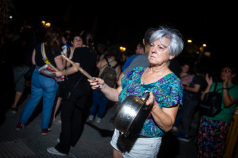 Buenos Aires, Argentina.- En las fotos tomadas el 27 de diciembre del 2023, vecinos autoconvocados se manifestaron frente al Congreso de la Nación y en diversos puntos del país contra las medidas del Gobierno Nacional, específicamente el megaproyecto de ley presentado este miércoles por el presidente Javier Milei, que pide al Congreso declarar la emergencia pública en materia económica, financiera, fiscal, previsional, de seguridad, defensa, tarifaria, energética, sanitaria, administrativa y social hasta el 31 de diciembre de 2025.