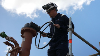 Buenos Aires, Argentina.- En las fotos tomadas el 5 de diciembre del 2023, operarios trabajan en el gasoducto Mercedes-Cardales, que comenzó a transportar gas de Vaca Muerta desde este martes. El gasoducto, es una obra complementaria del Gasoducto Presidente Néstor Kirchner (GPNK), que con la fase de transporte de gas, permite un ahorro diario en verano de 4 millones de dólares por día en sustitución de combustibles importados.