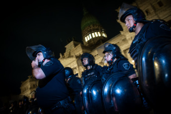 Buenos Aires, Argentina.- En las fotos tomadas el 27 de diciembre del 2023, vecinos autoconvocados se manifestaron frente al Congreso de la Nación y en diversos puntos del país contra las medidas del Gobierno Nacional, específicamente el megaproyecto de ley presentado este miércoles por el presidente Javier Milei, que pide al Congreso declarar la emergencia pública en materia económica, financiera, fiscal, previsional, de seguridad, defensa, tarifaria, energética, sanitaria, administrativa y social hasta el 31 de diciembre de 2025.