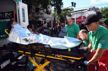 Buenos Aires, Argentina.- In the photos taken on December 4, 2023, about 90 workers were affected by an ammonia leak in a refrigerator in the Buenos Aires neighborhood of Barracas. The incident led to the evacuation of about 300 people and required the medical attention of at least 90 workers, of whom 17 were transferred to nearby hospitals, SAME and police sources reported.