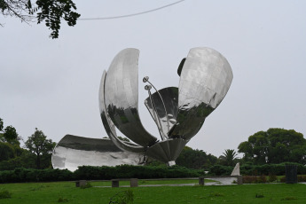 Buenos Aires, Argentina.- In the photos taken on December 17, 2023, it shows the "generic floralis", with one of its petals broken, after the storm that hit Buenos Aires. Since its placement in 2002, in the United Nations Plaza, the Recoleta flower quickly became an icon of the City of Buenos Aires and another tourist attraction. The sculpture had already been affected and restored by a previous storm.