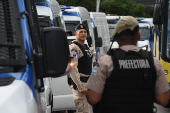 Buenos Aires, Argentina.- En las fotos tomadas el 20 de diciembre del 2023, miembros de las Fuerzas de Seguridad son desplegados en las calles de Buenos Aires en el marco de la jornada en la que está prevista una movilización desde el Congreso hacia la Plaza de Mayo. Unidad Piquetera, Polo Obrero y varios movimientos de izquierda y organizaciones sindicales realizan este miércoles la primera movilización contra el Gobierno del presidente de Argentina, Javier Milei, en rechazo a las medidas económicas anunciadas por el ministro de Economía, Luis Caputo, y al protocolo antipiquetes informado por la ministra de Seguridad, Patricia Bullrich.