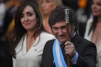 Buenos Aires - In the photo taken on December 10, 2023, President Javier Milei arrives at the Metropolitan Cathedral, on the edge of Plaza de Mayo, to celebrate an interfaith ceremony, after crossing on foot from Casa Rosada to the ecclesiastical building, together with Vice President Victoria Villarruel and her cabinet of ministers.