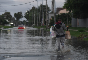 Buenos Aires, Argentina.- The photos taken on December 19, 2023, show the streets flooded by the historic flooding of the Río de la Plata in several locations in Buenos Aires. The strong flooding of the waters of the Río de la Plata aggravated the material situation of hundreds of people, who, added to the intense storm last weekend, had to seek refuge or receive assistance, while emergency operations were carried out in the most affected municipalities. of the suburbs, such as Quilmes and Ensenada.