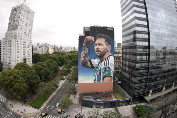 Buenos Aires, Argentina.- In the photos taken on December 20, 2023, a new mural dedicated to Lionel Messi is shown a few meters from 9 de Julio, in the downtown area of Buenos Aires. The mural, 35 meters high by 15 meters wide, was made by artist Martín Ron and captures Lionel Messi after scoring the first goal in the match against Mexico, a key event for his consecration in the World Cup in Qatar, on the occasion of the first anniversary of winning the World Cup.