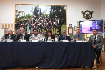 Rosario, Argentina.- In the photos taken on December 26, 2023, the Minister of National Security, Patricia Bullrich (center), gave a press conference about the police investigation of the criminal organization that operated in the cities of Rosario and San Nicolás . Bullrich gave details about the “worst gang of kidnappers in the last ten years” that had operated in Rosario and the areas near that city hit by violence. The national official was satisfied with the arrest of the members of that criminal organizat