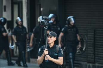 Buenos Aires, Argentina.- In the photos taken on December 27, 2023, protesters continue in tension with the police, in the midst of the protests against Milei's DNU in Buenos Aires. Six people - four men and two women - were arrested by the City Police in downtown Buenos Aires for an attack and resistance to authority during the deconcentration of the march carried out by the CGT and Social Organizations in front of the Court Palace, police sources said.