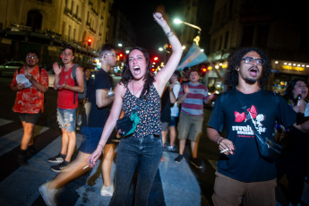 Buenos Aires, Argentina.- En las fotos tomadas el 27 de diciembre del 2023, vecinos autoconvocados se manifestaron frente al Congreso de la Nación y en diversos puntos del país contra las medidas del Gobierno Nacional, específicamente el megaproyecto de ley presentado este miércoles por el presidente Javier Milei, que pide al Congreso declarar la emergencia pública en materia económica, financiera, fiscal, previsional, de seguridad, defensa, tarifaria, energética, sanitaria, administrativa y social hasta el 31 de diciembre de 2025.