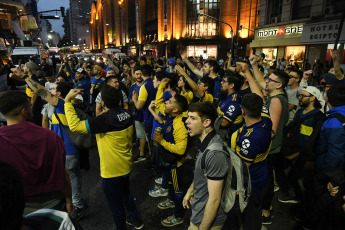 Buenos Aires, Argentina.- En las fotos tomadas el 6 de diciembre del 2023, simpatizantes de Boca que adhieren a la lista Oficial del club que encabeza Juan Roman Riquelme, se manifestaron frente al hotel Abasto donde la fórmula opositora, integrada por Andres Ibarra y Mauricio Macri, ofrecian una conferencia de prensa. La jueza Alejandra Abrevaya, vuelve a tener en sus manos la causa de las elecciones en Boca Juniors. La Cámara rechazó la recusación horas después de que Sebastián Font, a cargo del juzgado 36°, fuera sorteado al frente del proceso que hace una semana suspendió los comicios, que debían haberse realizado el pasado 3 de diciembre, a raíz de la denuncia de la oposición sobre supuestas irregularidades.