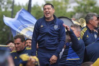 Buenos Aires, Argentina.- En las fotos tomadas el 3 de diciembre del 2023, el actual vicepresidente segundo, candidato a presidente e ídolo "xeneize", Juan Román Riquelme, encabezó una manifestación de hinchas y socios de Boca para protestar por la decisión judicial de suspender las elecciones para elegir la directiva del club xeneize, que todavía no tienen fecha de realización.