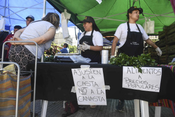 Buenos Aires, Argentina.- En las fotos tomadas el 29 de diciembre del 2023, organizaciones sociales de la economía popular y pequeños productores agropecuarios realizaron una protesta denominada "alimentazo" frente al Congreso, en la que pusieron a la venta 80 mil kilos de alimentos a precios populares en rechazo a la "difícil situación económica" y con el lema "ajusten a la casta, no a la canasta".