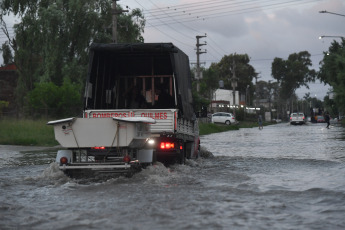 Buenos Aires, Argentina.- The photos taken on December 19, 2023, show the streets flooded by the historic flooding of the Río de la Plata in several locations in Buenos Aires. The strong flooding of the waters of the Río de la Plata aggravated the material situation of hundreds of people, who, added to the intense storm last weekend, had to seek refuge or receive assistance, while emergency operations were carried out in the most affected municipalities. of the suburbs, such as Quilmes and Ensenada.