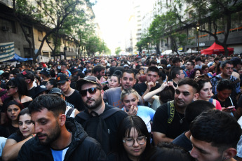 Buenos Aires.- En la foto tomada el 30 de diciembre de 2023, la organización No Nos Cuenten Cromañón llevo adelante un evento en homenaje a víctimas y sobrevivientes de la tragedia de Cromañon en el Obelisco de Buenos Aires. La tragedia de Cromañon fue un incendio producido la noche del 30 de diciembre de 2004 en ‘República Cromañón’, establecimiento ubicado en el barrio de Once de la ciudad de Buenos Aires en Argentina, en el marco de un recital de la banda de rock Callejeros. Este incendio provocó la peor tragedia mundial en la historia de la música de rock y una de las mayores tragedias no naturales en Argentina dejando un saldo de 194 muertos y al menos 1432 heridos.