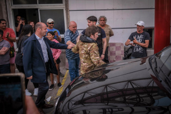 Buenos Aires - President Javier Milei and Security Minister Patricia Bullrich are in Bahía Blanca, where they are monitoring the situation caused by the rain and wind storm and the emergency in that city in the south of Buenos Aires, which caused at least 13 deaths yesterday.