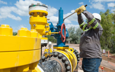 Buenos Aires, Argentina.- En las fotos tomadas el 5 de diciembre del 2023, operarios trabajan en el gasoducto Mercedes-Cardales, que comenzó a transportar gas de Vaca Muerta desde este martes. El gasoducto, es una obra complementaria del Gasoducto Presidente Néstor Kirchner (GPNK), que con la fase de transporte de gas, permite un ahorro diario en verano de 4 millones de dólares por día en sustitución de combustibles importados.