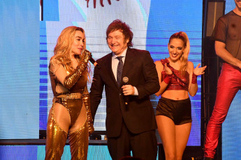 Mar del Plata - President Javier Milei arrived on Friday afternoon, 29 December 2023, in Mar del Plata to attend tonight the show that his partner, Fátima Flórez, is leading at the Roxy, Radio City, Melany art centre in the seaside resort city.