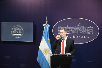 Buenos Aires, Argentina.- En las fotos tomadas el 28 de diciembre del 2023, el portavoz presidencial, Manuel Adorni, brinda una conferencia de prensa en Buenos Aires, Argentina. Adorni, sostuvo que el Gobierno de Javier Milei tiene "la misión de evitar una catástrofe y corregir el rumbo decadente" y remarcó "lo que queremos es un estado que no nos digite la vida", al defender los términos del proyecto de ley enviado al Congreso que impulsa profundas reformas del Estado y la vida de la sociedad.