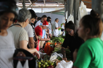 Misiones, Argentina.- En las fotos tomadas el 25 de diciembre del 2023, las personas realizan sus compras en la feria franca de Posadas en medio de las festividades por Navidad. En medio del recambio de gobierno, la devaluación del tipo de cambio oficial y fuertes aumentos de precios, las ventas navideñas en los comercios minoristas pymes cayeron 2,8% frente al año pasado, y el 44% vendió menos de lo esperado, de acuerdo a un relevamiento de la Confederación Argentina de la Mediana Empresa (CAME).