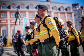 Mar del Plata, Argentina.- En las fotos tomadas el 26 de diciembre del 2023, durante el lanzamiento del operativo 'Sol a Sol' verano 2023/2024, que contará con el despliegue de más de 22.300 efectivos policiales, 185 autos, 76 motocicletas, diez camiones, seis helicópteros, cuatro motos de agua y dos lanchas, además de cuatro drones y 20 torres de vigilancia, entre otras medidas para "sostener la temporada", dijo el gobernador bonaerense, Axel Kicillof.