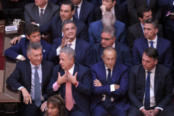 Buenos Aires.- Foto tomada el 10 de diciembre de 2023, jura de Javier Milei en el Congreso. Milei afirmó que "hoy comienza una nueva era en la Argentina" y "damos por terminada una larga y triste historia de decadencia y declive, y comenzamos el camino de reconstrucción de nuestro país" desde las escalinatas del Congreso nacional, acompañado por la vicepresidenta Victoria Villarruel, sus funcionarios designados e integrantes de las delegaciones extranjeras, entre ellos el presidente de Ucrania, Volodimir Zelenski.