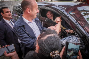 Buenos Aires - President Javier Milei and Security Minister Patricia Bullrich are in Bahía Blanca, where they are monitoring the situation caused by the rain and wind storm and the emergency in that city in the south of Buenos Aires, which caused at least 13 deaths yesterday.