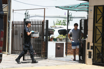 Buenos Aires, Argentina.- En las fotos tomadas el 25 de diciembre del 2023, muestra el lugar donde ocurrió un robo y tiroteo en una casa del barrio porteño de Villa Pueyrredón. Un policía y un delincuente resultaron heridos este lunes por la madrugada, en un intento de robo a una casa ocurrido durante los festejos de Nochebuena. Todos los sospechosos fueron detenidos.