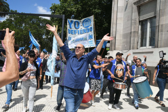 Buenos Aires, Argentina.- En las fotos tomadas el 21 de diciembre del 2023, empleados del Banco Nación realizan una marcha en su sede de Rivadavia y Avenida de Mayo en contra del Decreto de Necesidad y Urgencia (DNU) anunciado por el presidente Javier Milei, que dispone la privatización de las empresas del Estado. En reacción a esta medida, desde la Asociación Bancaria (AB) repudiaron enérgicamente el cambio en un comunicado y denunciaron que la norma “avasalla y golpea a la democracia y las instituciones”.