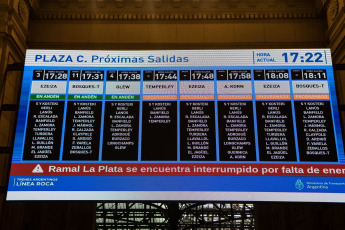 Buenos Aires, Argentina.- In the photos taken on December 18, 2023, the strong storm that hit the city of Buenos Aires and its surroundings also caused consequences in the services of urban passenger trains, with interruptions, cancellations and delays in different branches, according to the state company Trenes Argentinos.