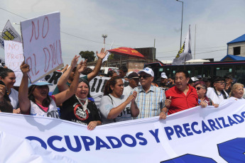 Buenos Aires, Argentina.- In the photos taken on December 28, 2023, a group of social organizations carry out a protest with a partial cut of Route 3, in the Buenos Aires district of La Matanza, in rejection of the decree of necessity and urgency (DNU) 70/2023 on deregulation of the economy.