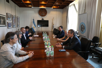 Buenos Aires.- En la foto tomada el 30 de diciembre de 2023, el director general del Organismo Internacional de la Energía Atómica (OIEA), Rafael Grossi, visitó la sede central de la Comisión Nacional de Energía Atómica (CNEA), donde se reunió con la titular de la institución, Adriana Serquis, y destacó que darán ''continuidad a proyectos'' con un énfasis especial ''a todo lo que tiene que ver con la radioterapia y la medicina nuclear''.