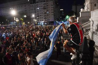 Buenos Aires, Argentina.- En las fotos tomadas el 22 de diciembre del 2023, personas autoconvocadas se concentraron en el Congreso, Plaza de Mayo y distintos puntos del país, custodiadas por la policía, para manifestarse por segunda noche consecutiva en rechazo al Decreto de Necesidad y Urgencia (DNU) anunciado por el presidente Javier Milei.