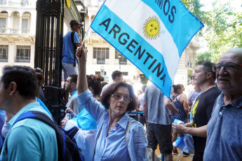 Buenos Aires.- Foto tomada el 10 de diciembre de 2023, simpatizantes de La Libertad Avanza llegan a la avenida de Mayo.