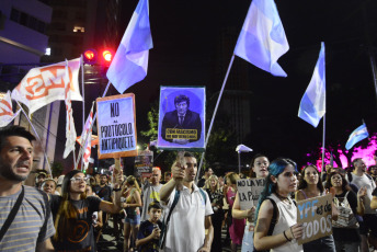 Santa Fe, Argentina.- In the photos taken on December 28, 2023, Argentines take to the streets against the economic reforms of President Javier Milei. Decrees of necessity and urgency (DNU) are exceptional mechanisms that allow the Executive to dictate or modify laws to address an urgent matter that cannot wait for debate in Congress.