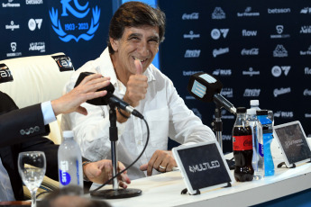 Buenos Aires, Argentina.- En las fotos tomadas el 18 de diciembre del 2023, Gustavo Costas, fue presentado como director técnico de Racing, durante una conferencia de prensa. Costas, expresó su ilusión de "lograr títulos internacionales" en su regreso al club de Avellaneda, donde afrontará su tercer ciclo con "una institución cambiada para bien". "Tenemos que dar ese salto, vine para llevar a Racing a lo más alto. Creo que todos tenemos el mismo objetivo: dirigentes, cuerpo técnico, jugadores e hinchas".