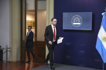 Buenos Aires, Argentina.- En las fotos tomadas el 28 de diciembre del 2023, el portavoz presidencial, Manuel Adorni, brinda una conferencia de prensa en Buenos Aires, Argentina. Adorni, sostuvo que el Gobierno de Javier Milei tiene "la misión de evitar una catástrofe y corregir el rumbo decadente" y remarcó "lo que queremos es un estado que no nos digite la vida", al defender los términos del proyecto de ley enviado al Congreso que impulsa profundas reformas del Estado y la vida de la sociedad.